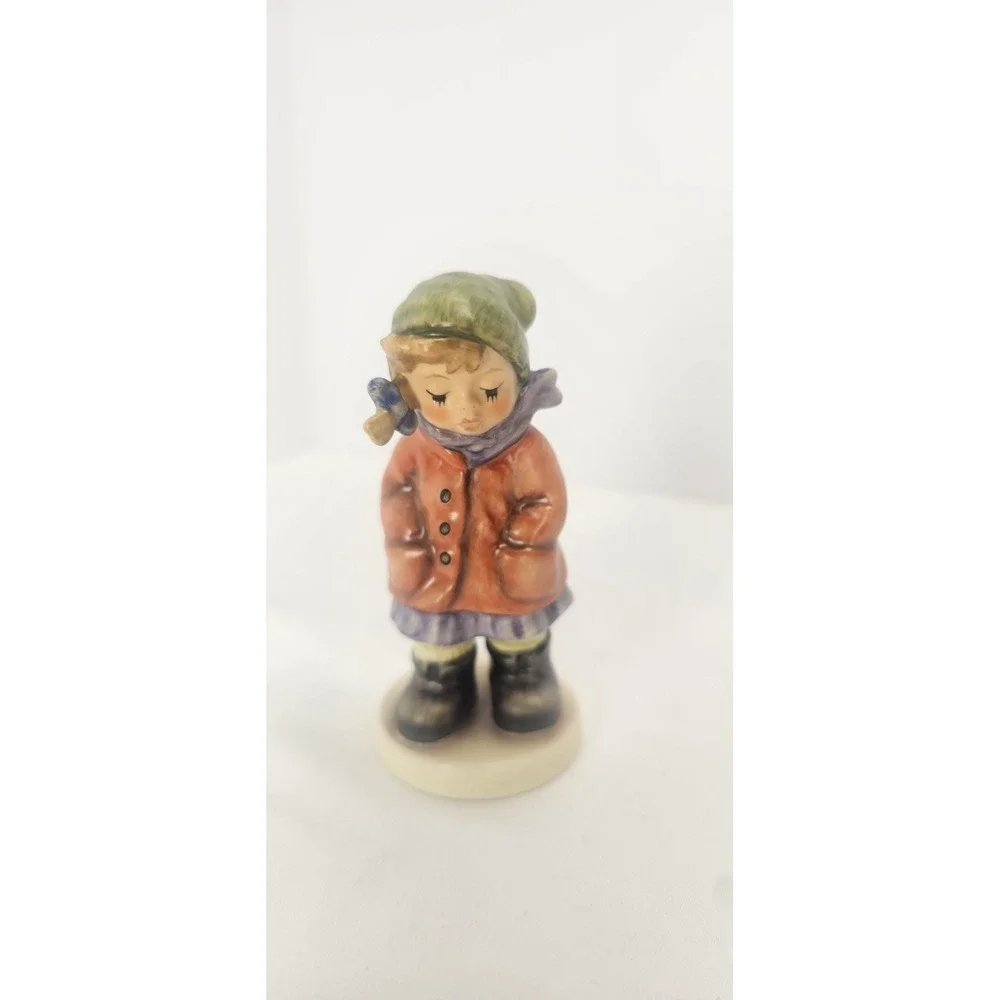 Goebel Hummel Winterzeit All Bundled Up #2221 TMK 8 Figurine 2004 Germany